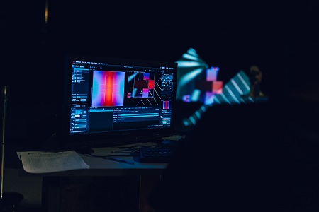 Monitor z oprogramowaniem do projektowania grafiki i efektów wizualnych w pracowni nowych mediów.